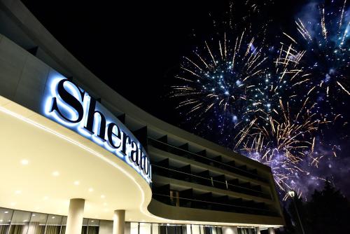 um edifício com fogos de artifício a explodir no céu em Sheraton Dubrovnik Riviera Hotel em Mlini