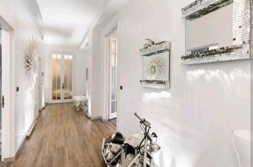 un corridoio bianco con una moto parcheggiata in esso di Residenza Tosca a Mantova