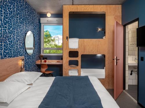 1 Schlafzimmer mit einem Bett und einem Bad in der Unterkunft Eklo Montpellier Centre Gare in Montpellier