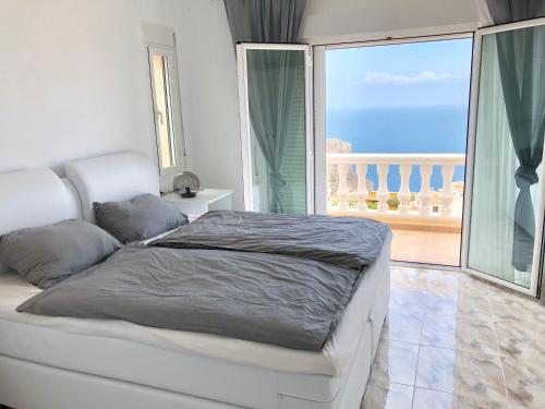 1 dormitorio con cama y vistas al océano en MIRAMAR en Cumbre del Sol