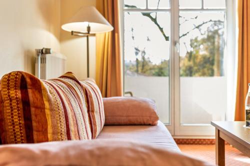 Een bed of bedden in een kamer bij Landschloss Ernestgrün Apartment310