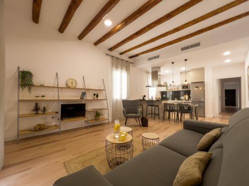 a living room with a couch and a table at Somos Genius! Siéntete como en casa, en el corazón de Tarragona in Tarragona