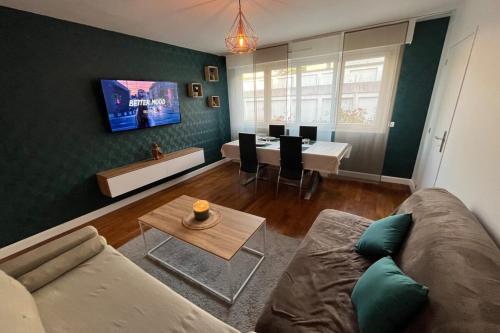 Televízia a/alebo spoločenská miestnosť v ubytovaní Joli appartement proche Centre