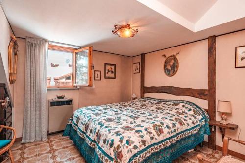 una camera da letto con un letto e una finestra di La Mansarda di Prato Nevoso a Prato Nevoso