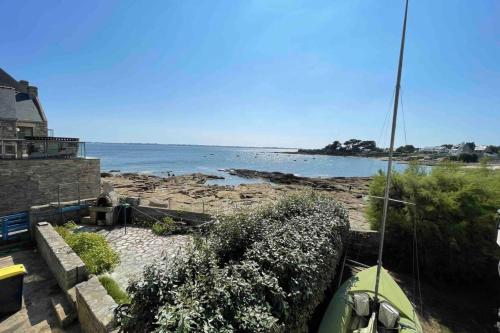 une vue sur l'océan depuis une maison dans l'établissement Charmante maison les pieds dans l'eau, à Ploemeur