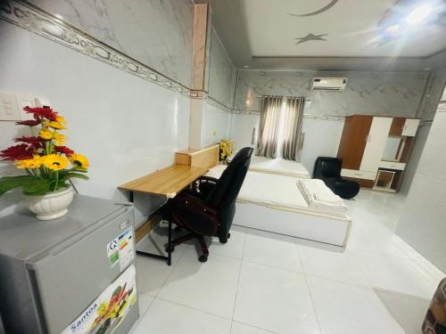 Habitación pequeña con cama y escritorio. en Nhà nghỉ Trung Hiếu 1, en Bình Thủy