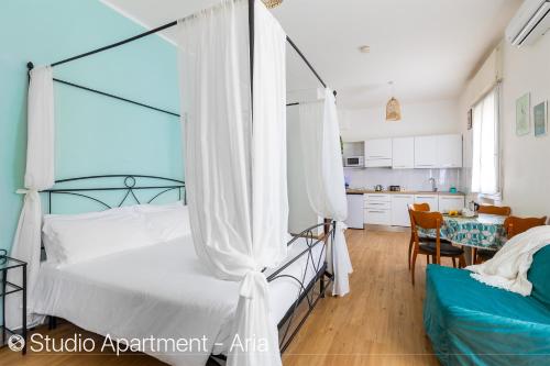 1 dormitorio con cama con dosel y cocina en Z8 Apartments, en Bolonia