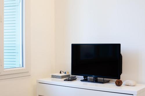 einen Flachbild-TV auf einem weißen Schrank in der Unterkunft Appartement Cassis in Cassis