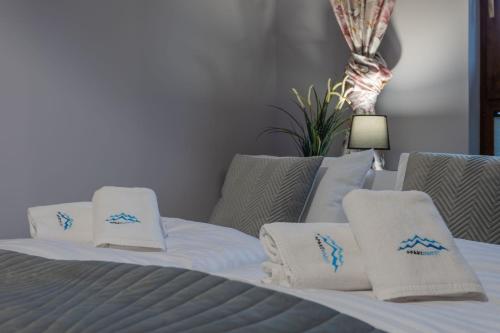 1 Schlafzimmer mit 2 Betten mit weißer Bettwäsche und Kissen in der Unterkunft Apartament A19 Green Park Resort -basen ,sauny ,siłownia ,jacuzzi in Szklarska Poręba