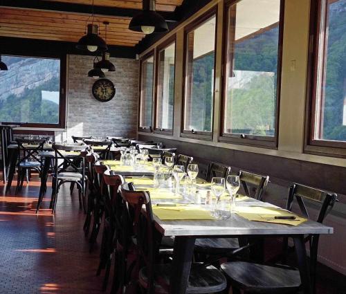 Restaurace v ubytování GITE LE BELVEDERE AU REFUGE DU PHOENIX, ECHEVIS