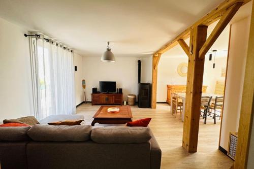 - un salon avec un canapé et une table dans l'établissement Maison moderne cosy - Gestel, à Gestel