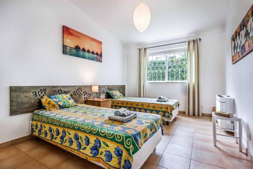 une chambre avec deux lits et une fenêtre dans l'établissement Casa Lorena, à Guia