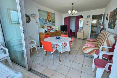 un salon avec une table et un canapé dans l'établissement Bore, à Valras-Plage