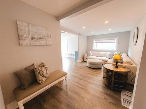 Χώρος καθιστικού στο Charming Hyannis 3 Bed 2 Bath