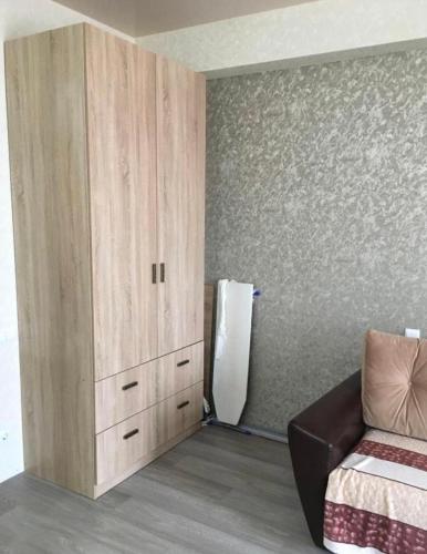 uma cozinha com um frigorífico e um sofá num quarto em VIP apart 413 em Tbilisi
