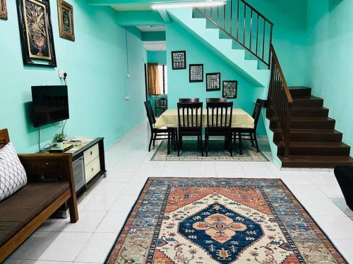 居鑾的住宿－NANIE DAMAI INN，一间带桌椅和楼梯的客厅
