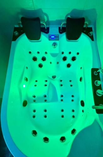 - une table de ping-pong avec des feux verts dans l'établissement Suite prestige « Paradis » 5* au Moulin d’Albias, à Albias