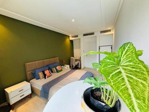 a bedroom with a bed and a green wall at Appartement Marsa Ville in La Marsa