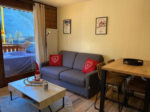 un salon avec un canapé et une table dans l'établissement Moderne appart. 4 pers. avec terrasse plein sud, proche télécabine du Linga - équipements inclus - FR-1-198-222, à Châtel