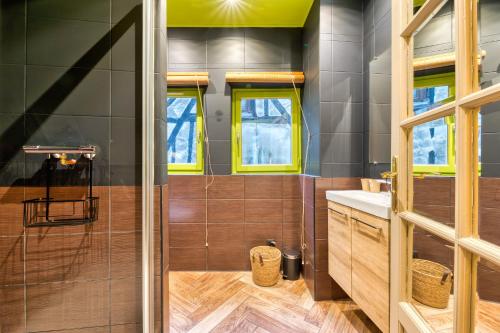 a bathroom with a shower and a sink at Olivier : Élégance* au Cœur* de Rouen* in Rouen