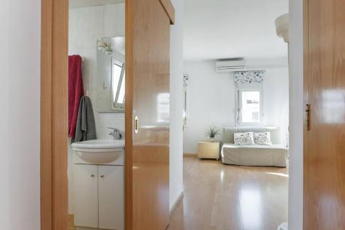 uma casa de banho com um lavatório e um WC num quarto em ApartEasy - Lightly, central and quiet apartment em Barcelona