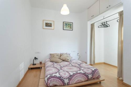 ApartEasy - Lightly, central and quiet apartment في برشلونة: غرفة نوم بيضاء مع سرير في غرفة