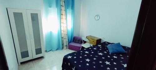 サンミゲル・デ・アボナにあるTenerife Homestayのベッドルーム1室(ベッド1台、ドレッサー、椅子付)
