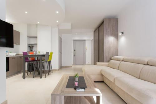 un salon avec un canapé et une table dans l'établissement 2 pièces de Jonathan - Juan les Pins centre - proche plages, à Juan-les-Pins