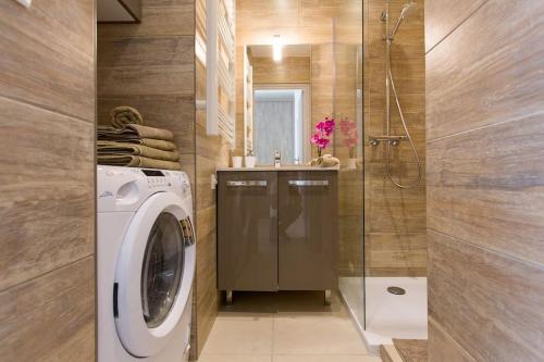 La salle de bains est pourvue d'un lave-linge et d'une douche. dans l'établissement 2 pièces de Jonathan - Juan les Pins centre - proche plages, à Juan-les-Pins