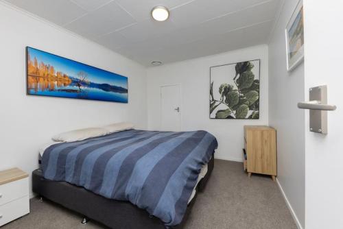 En eller flere senge i et værelse på Saint Heliers Gem Scenic Routes Nearby