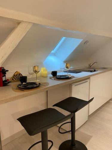 une cuisine avec un comptoir, un évier et un tabouret dans l'établissement Esprit New York ........ au cœur de Mulhouse, à Mulhouse