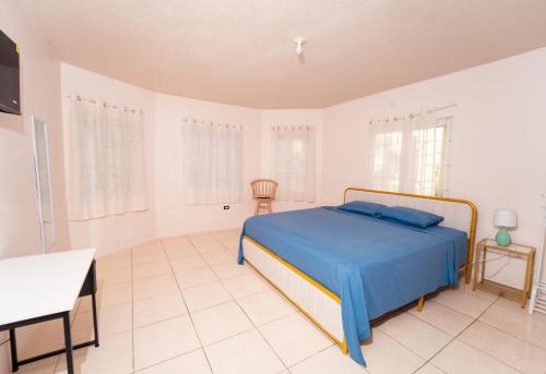 1 dormitorio con 1 cama en una habitación blanca en Belle Air Seaview ( 2 Bdrm -2 Bath), en Runaway Bay