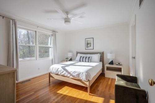 um quarto branco com uma cama e uma janela em Private, Serene Mt Lookout 5B Retreat with Garage, EV Charging em Cincinnati