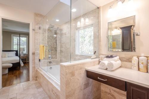 A bathroom at Private, Serene Mt Lookout 5B Retreat with Garage, EV Charging