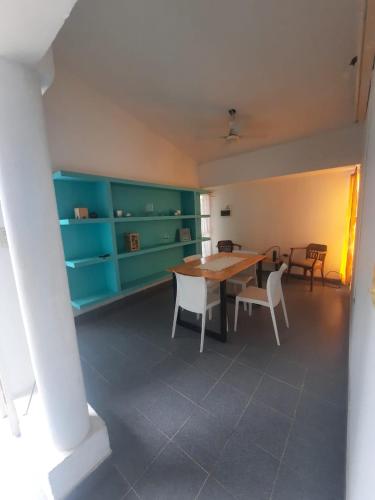 a dining room with a wooden table and chairs at casa familiar confortable in Santiago del Estero