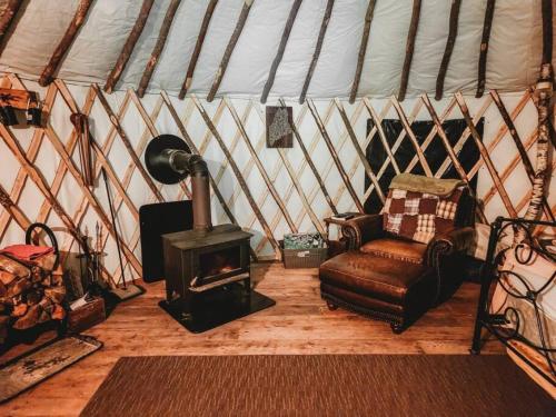 Ruang duduk di Rufus III Yurt on the river