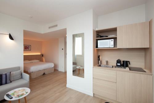 Apartamento con cocina y sala de estar. en FINESTATE Coliving Mairie d'Issy en Issy-les-Moulineaux