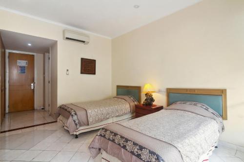 Llit o llits en una habitació de Puri Sawo Manila Residence