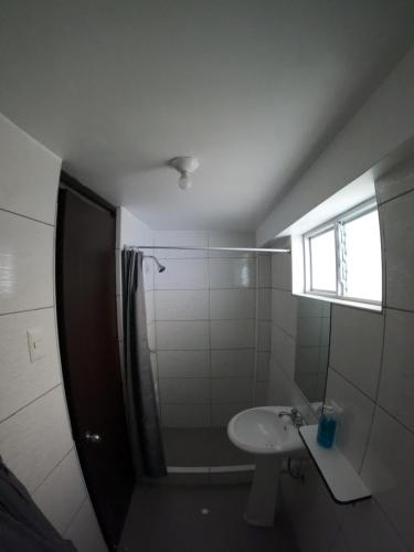 La salle de bains est pourvue d'une douche et d'un lavabo. dans l'établissement CASONA PIURA, à Huancayo
