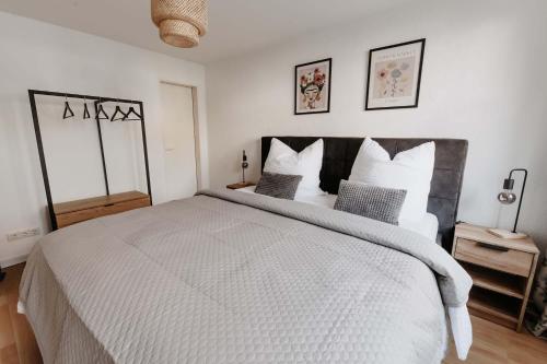 1 dormitorio con 1 cama blanca grande y 2 almohadas en Altstadt Apartment Lemgo en Lemgo