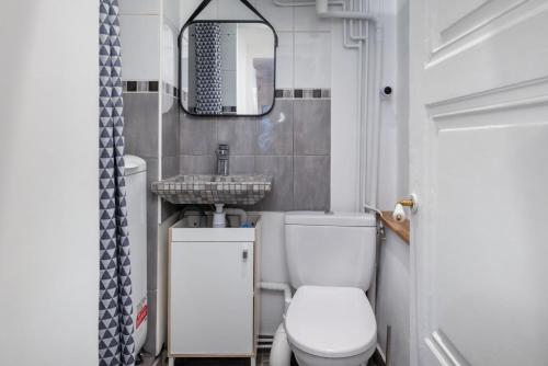 een kleine badkamer met een toilet en een wastafel bij Le Cocon Savoir in Lyon