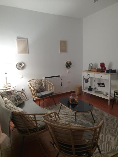 La Quintana في Oliva de la Frontera: غرفة معيشة مع طاولة وكراسي