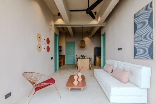 uma sala de estar com um sofá branco e uma mesa em Bondo Estudio em Cartagena de Indias