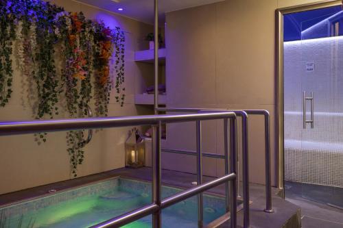 ロンドンにあるMontcalm Chilworth Townhouse, Paddingtonのバスルーム(ホットタブ、シャワー付)