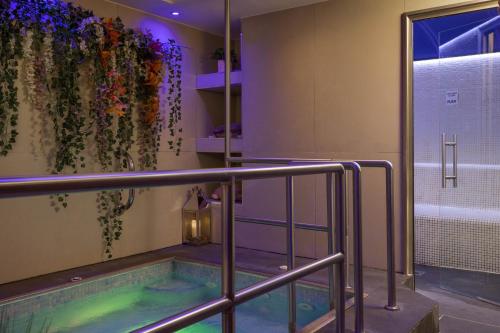 een hot tub in een badkamer met een douche bij Montcalm Chilworth Townhouse, Paddington in Londen