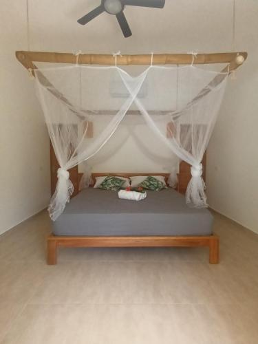 - une chambre avec un lit et une moustiquaire dans l'établissement Casa Shambala B&B, à Las Terrenas