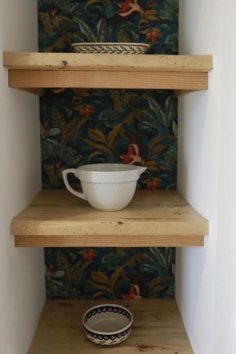 a wooden shelf with a bowl and a plate on it at Studio - Les Traversières in Eymet