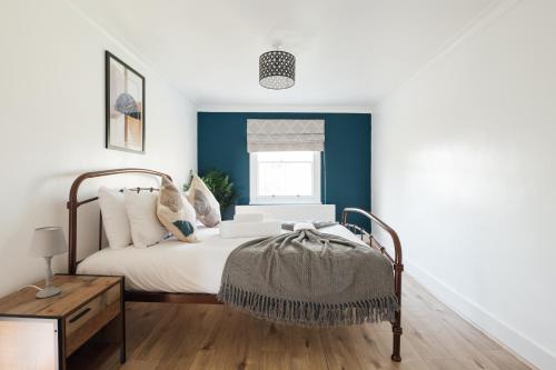 Kama o mga kama sa kuwarto sa Stunning & Stylish 2 Bed Flat in West London l Shepherd's Bush l Acton