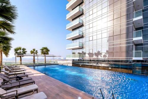 uma imagem de um hotel com piscina em Cozy Studio in Dubai no Dubai