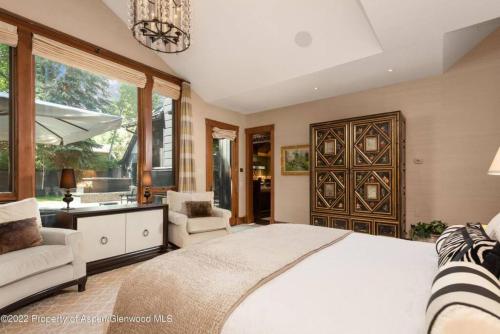 Un dormitorio con una cama grande y una ventana grande. en Gorgeous home in Aspen West End, en Aspen